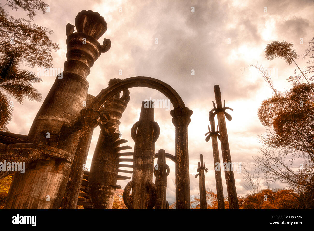 Temple de deux colonnes au jardin surréaliste de Las Pozas Xilitla, près de Mexico. Banque D'Images