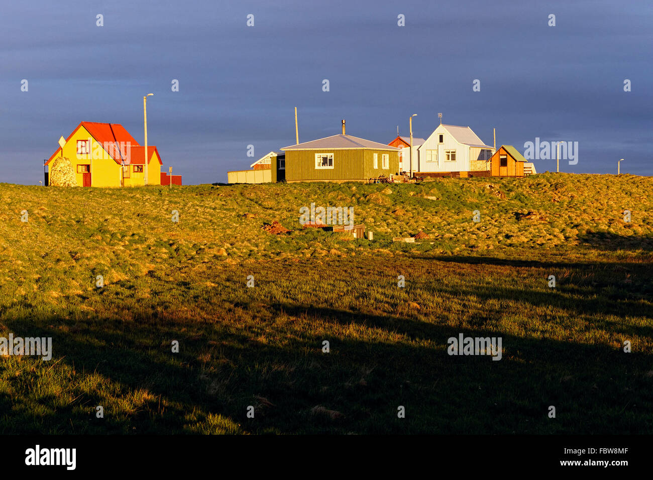 Architecture et Bâtiments sur Flatey au lever du soleil, l'île de Flatey, l'Islande, l'Europe. Banque D'Images