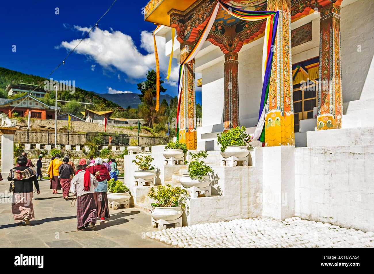 Monument de Thimphu, Bhoutan, National Memorial Chorten, dévots prier, encerclant le culte religieux with copy space Banque D'Images