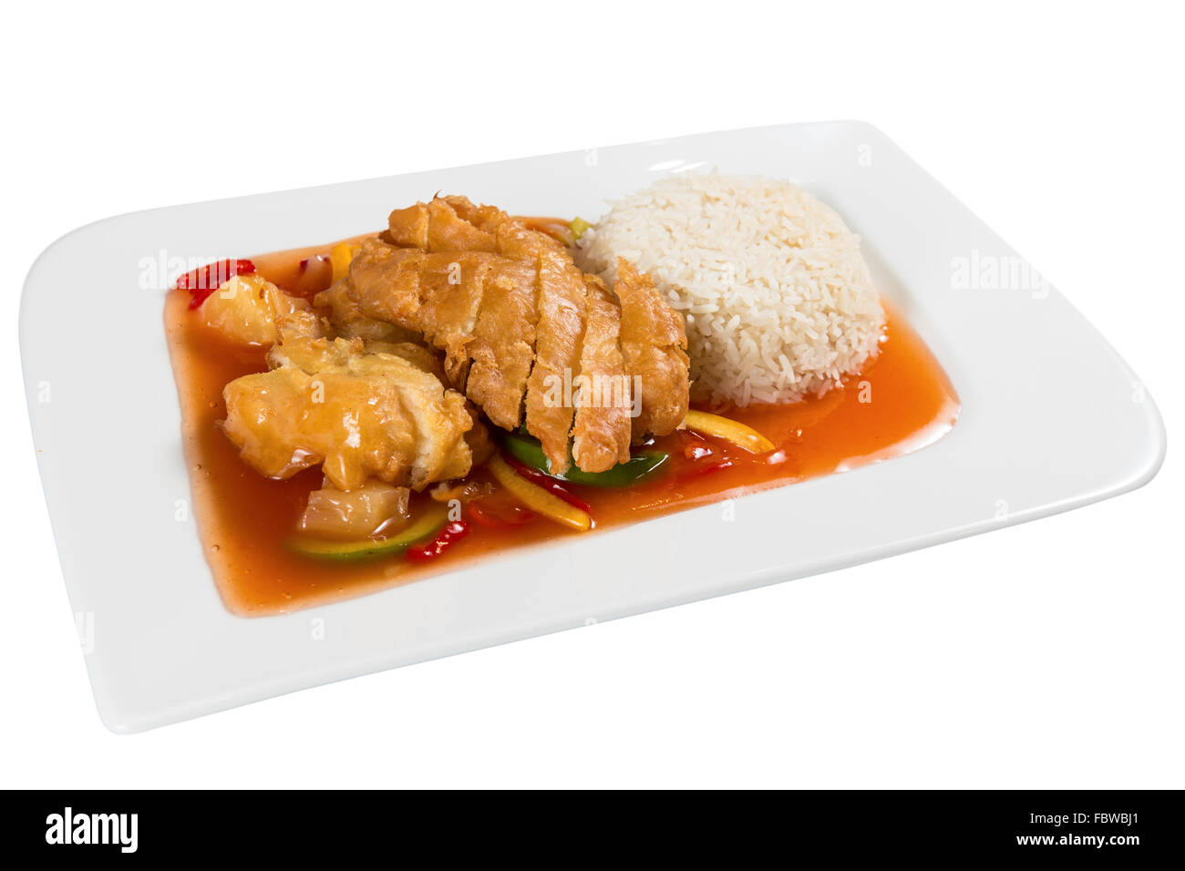 La nourriture chinoise sur une plaque blanche. Poulet rôti aux légumes, riz et sauce rouge. Arrière-plan blanc isolé. Banque D'Images