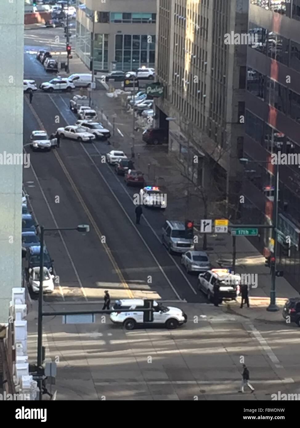 Denver, Colorado, le 19 janvier, 2016. Fermer Police Gourgois lieu entre 17e et 18e st au centre-ville de Denver mardi matin qu'ils en ont l'air d'un car-jacking suspect dans le parking central garage à Glenarm 1730 Pl. Banque D'Images