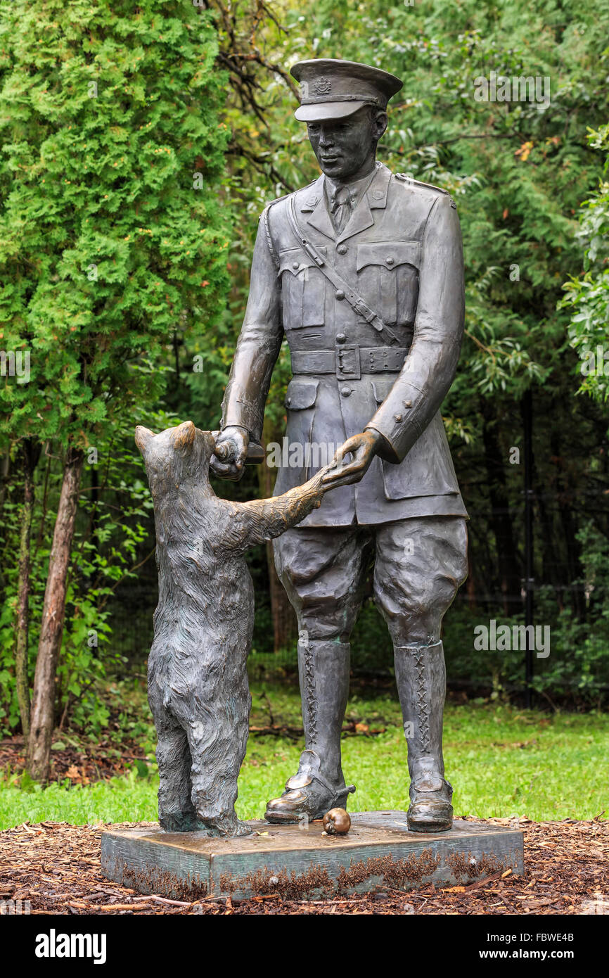 Winnie l'ours statue avec le Lieutenant Harry Colebourn, Parc Assiniboine, Winnipeg, Manitoba, Canada. Banque D'Images