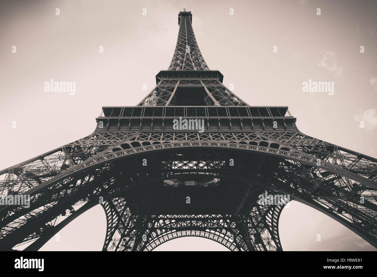 Effet filtre vintage Tour Eiffel à Paris Photo Stock - Alamy