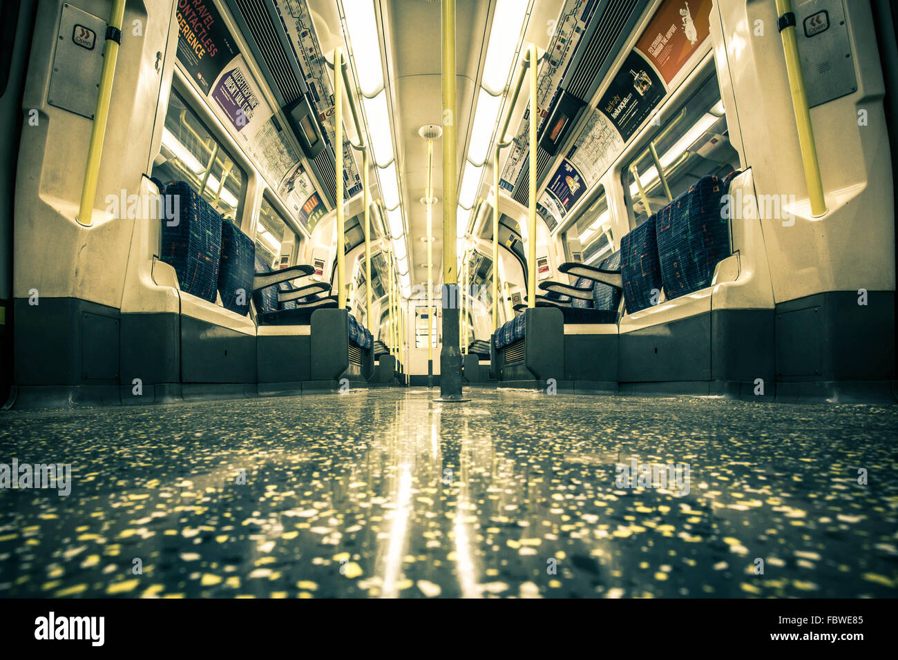 Londres, Royaume-Uni - 10 octobre 2014 : vue à l'intérieur de train vide voiture dans le métro de Londres. Banque D'Images