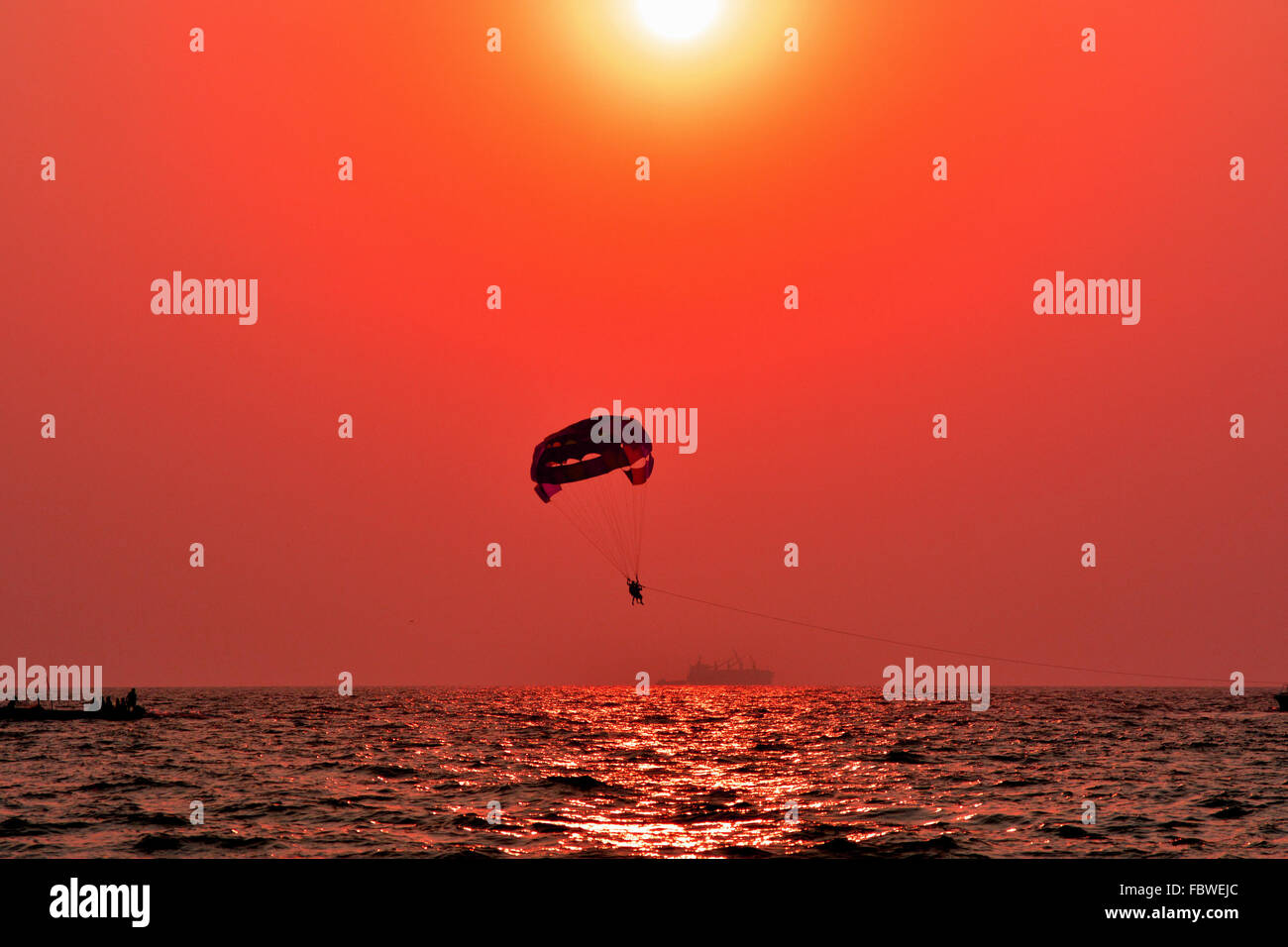 Le parapente dans le faible lumière du soir Banque D'Images