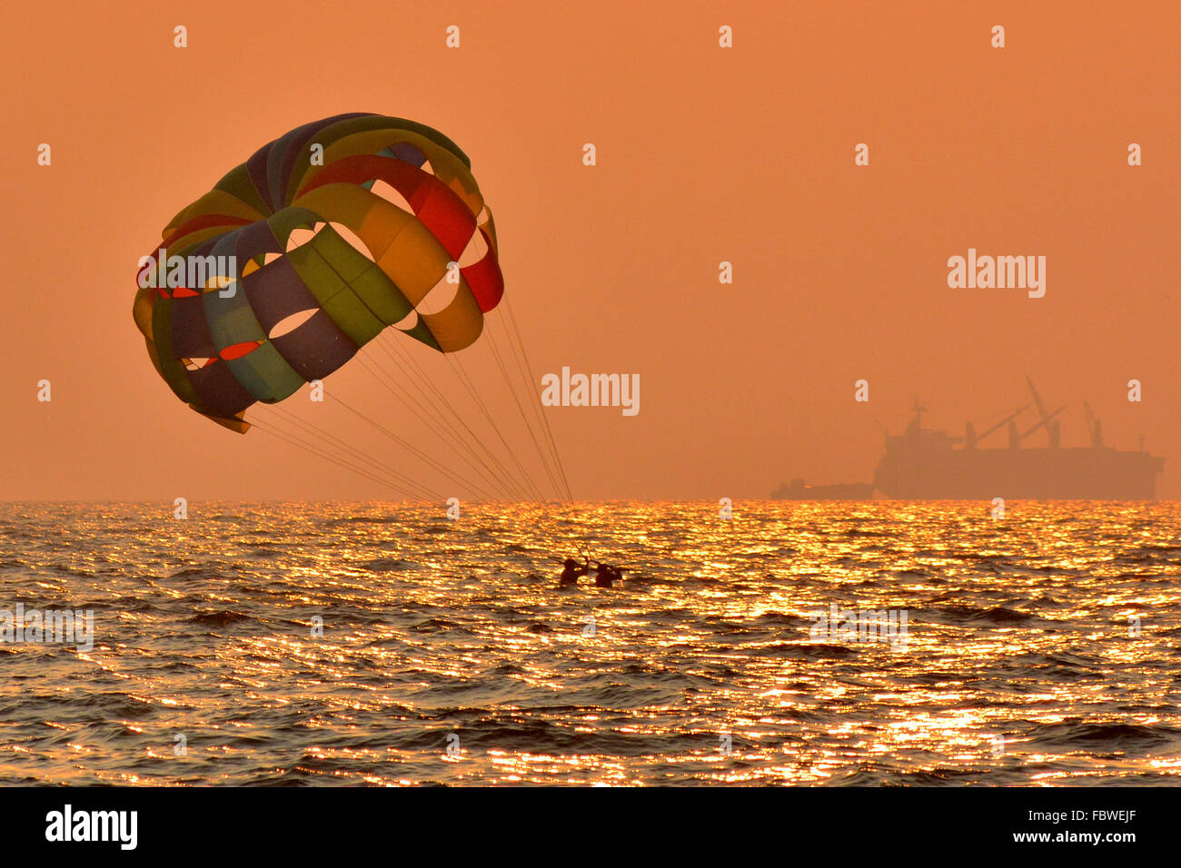 Le parapente en mer. Banque D'Images