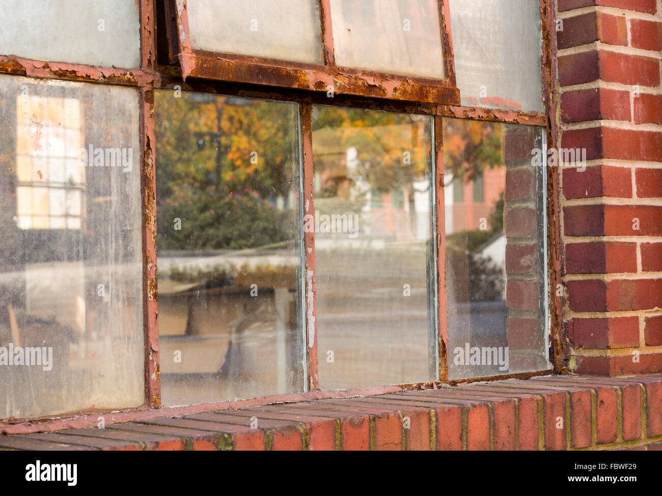 Old rusty fenêtre en automne en raison de l'entrepôt Banque D'Images