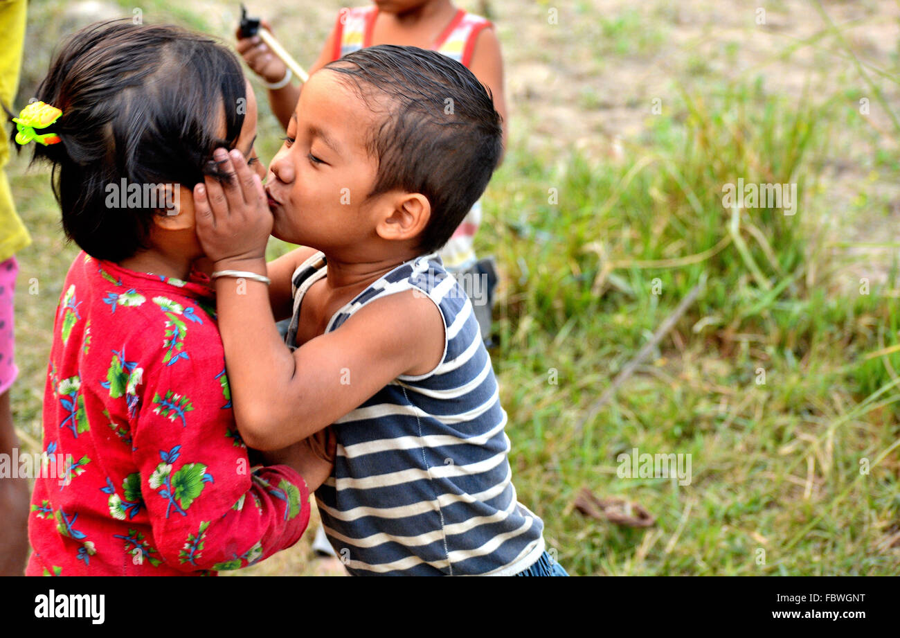 Un Petit Garcon S Embrasser Une Fille De Bebe Photo Stock Alamy
