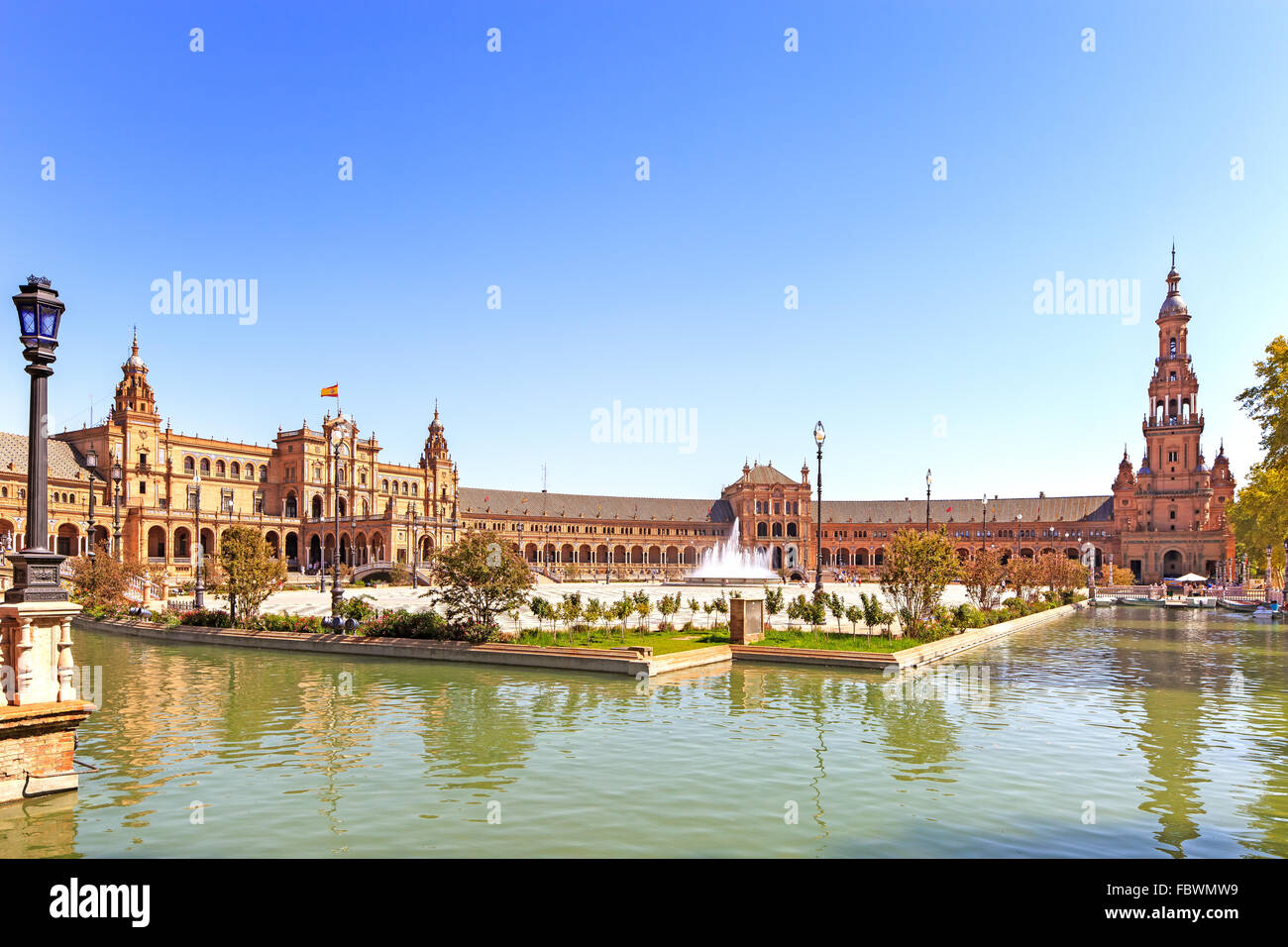 Plaza de Espana (la place d'espagne) Séville, Andalousie, Espagne, Europe. Détail du pont traditionnel. Banque D'Images