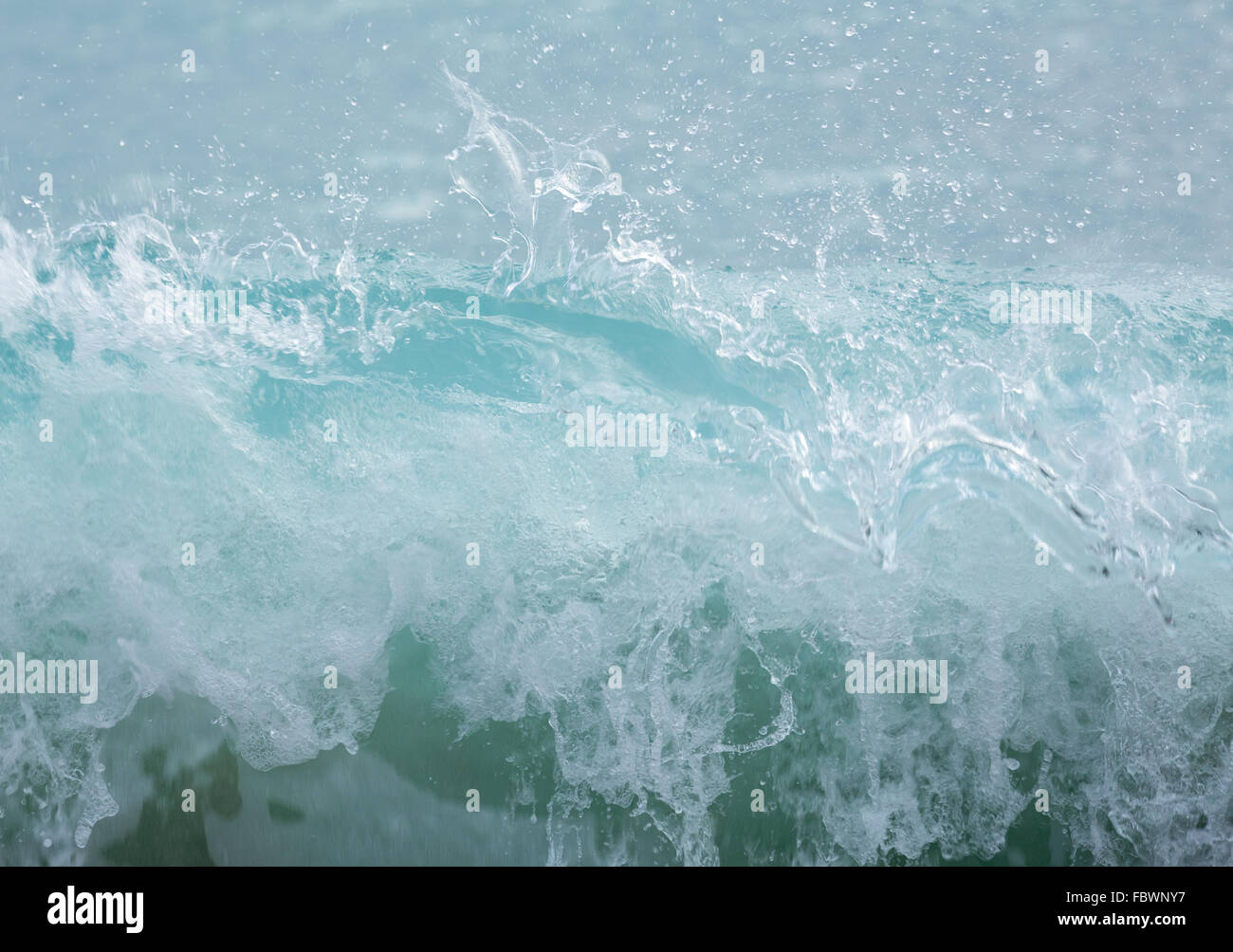 Haut de vague turquoise en brisant la mer comme surf Banque D'Images