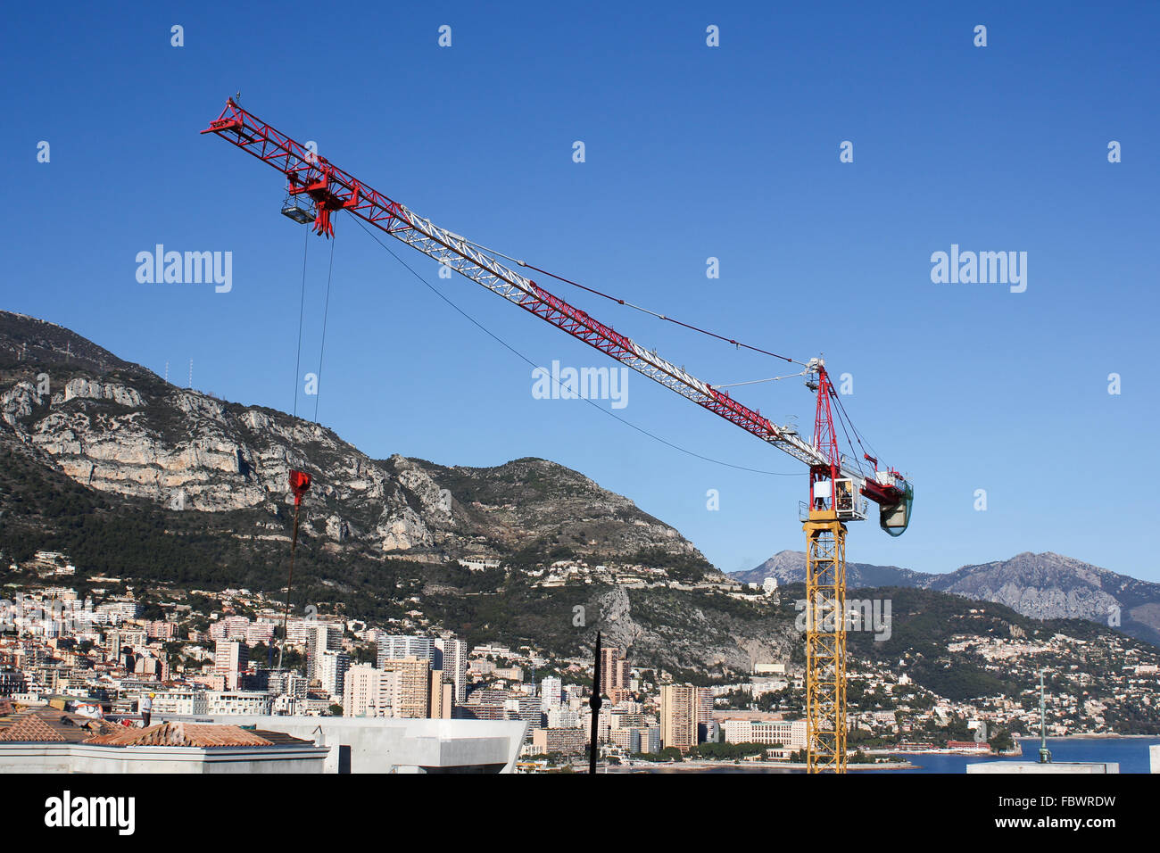 Grue jaune avec ville en arrière-plan Banque D'Images