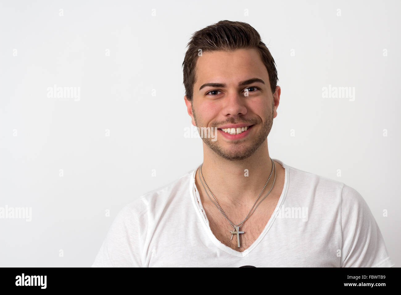 Portrait d'un jeune homme sympathique attrayant Banque D'Images