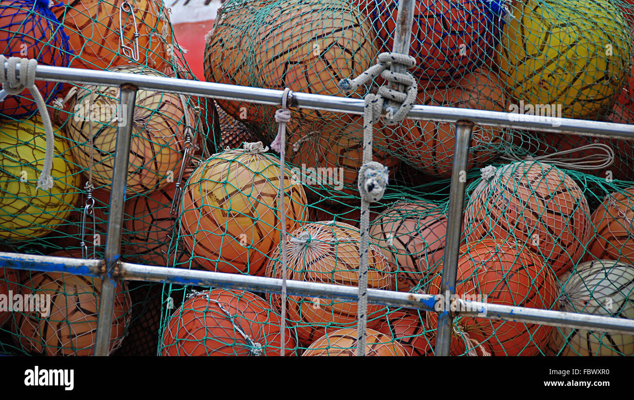 Boules colorées dans les filets sur un bateau de pêche Banque D'Images