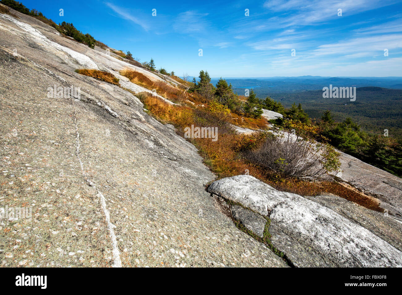 Granit exposées et la végétation alpine sur le sommet du mont. Cardigan, près de Grafton, New Hampshire, avec une vue sur les montagnes. Banque D'Images