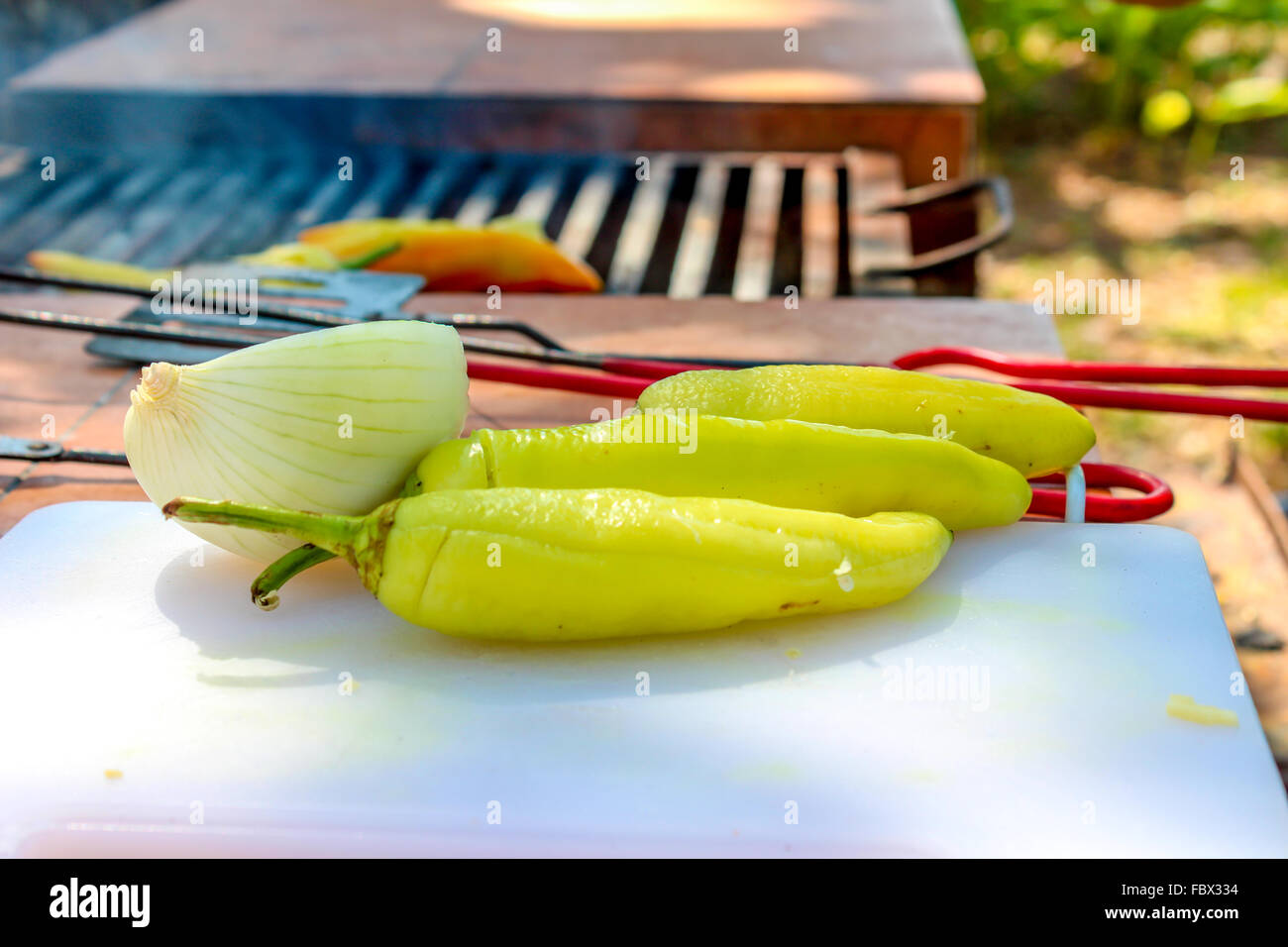 La cuisson des oignons et poivre Banque D'Images