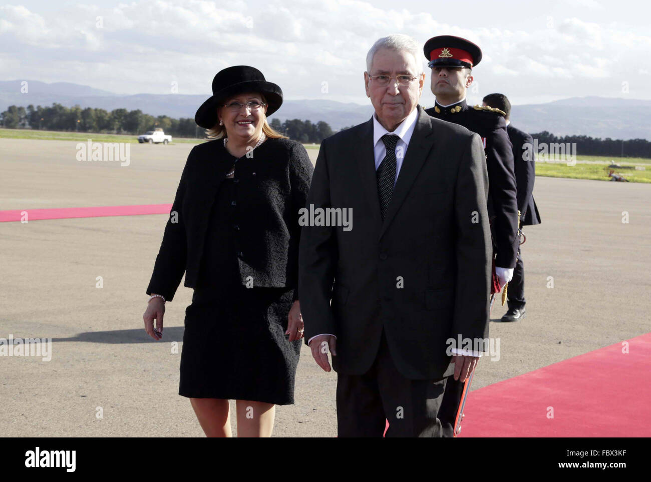 Algeria-Algiers, 19 janvier 2016 Président de la République de Malte, Mme Marie Louise Coleiro Preca accueilli par M.Abdelkader Bensalah, président du conseil de la nation d'Alger a l'Aéroport International Houari Boumediène a Alger. Credit : imagespic/Alamy Live News Banque D'Images