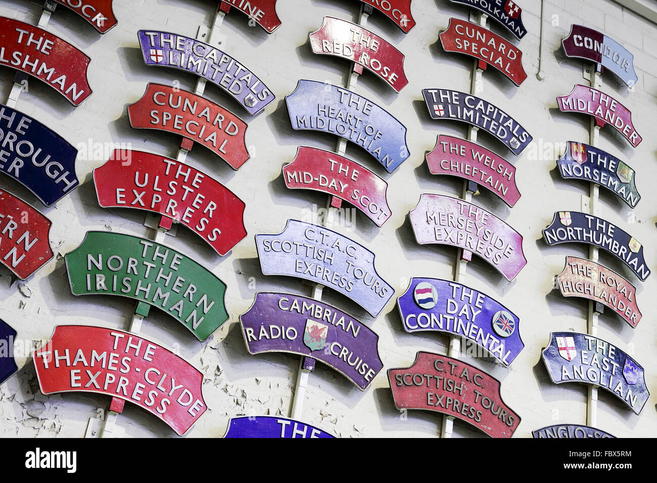 Locomotives historiques dont les deux moteurs diesel et à vapeur. Artefacts respectifs aussi, vue ici sont de former des plaques nominatives. Banque D'Images