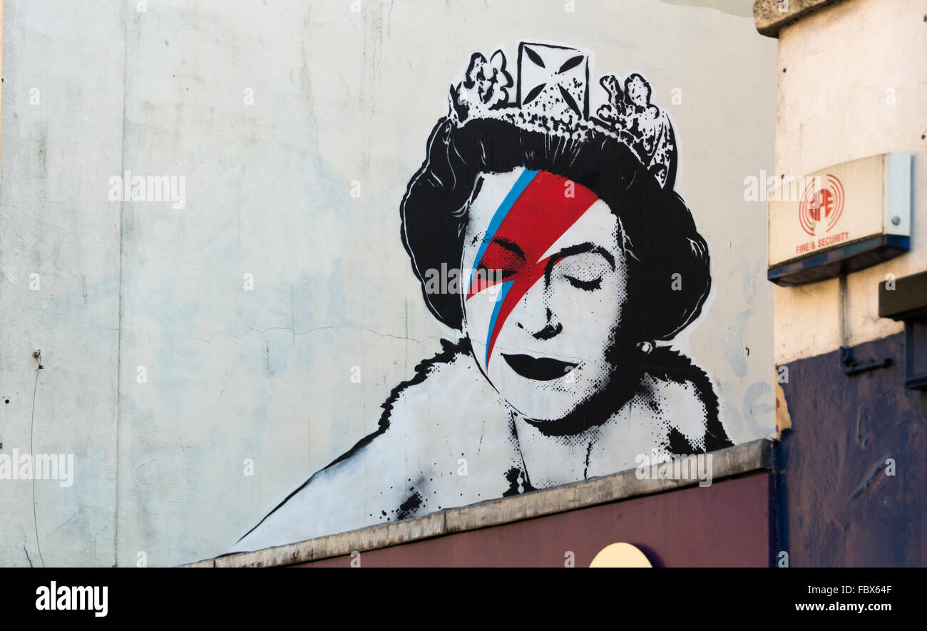 Sane, toujours l'Art de rue à Bristol par Incwel. La Reine composé comme Aladdin Sane, une incarnation du décès de David Bowie. Banque D'Images