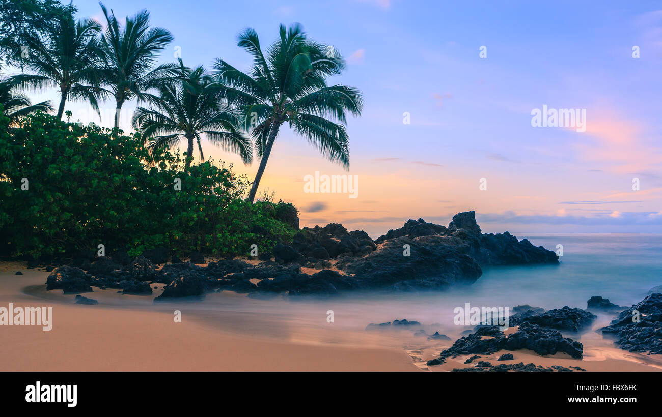 Lever de soleil à la plage secrète, Kihei, Maui, Hawaï Banque D'Images