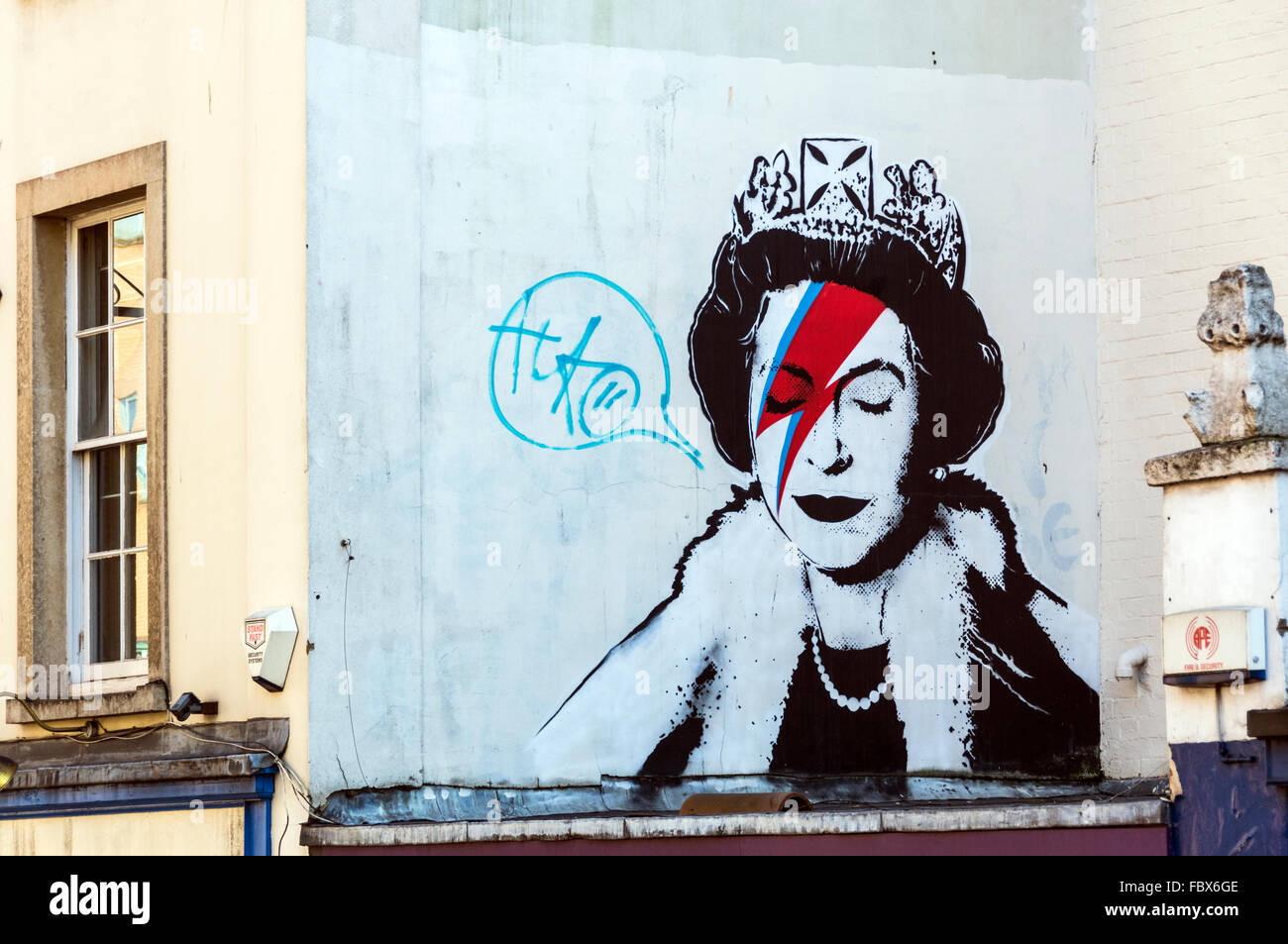 Sane, toujours l'Art de rue à Bristol par Incwel. La Reine composé comme Aladdin Sane, une incarnation du décès de David Bowie. Banque D'Images