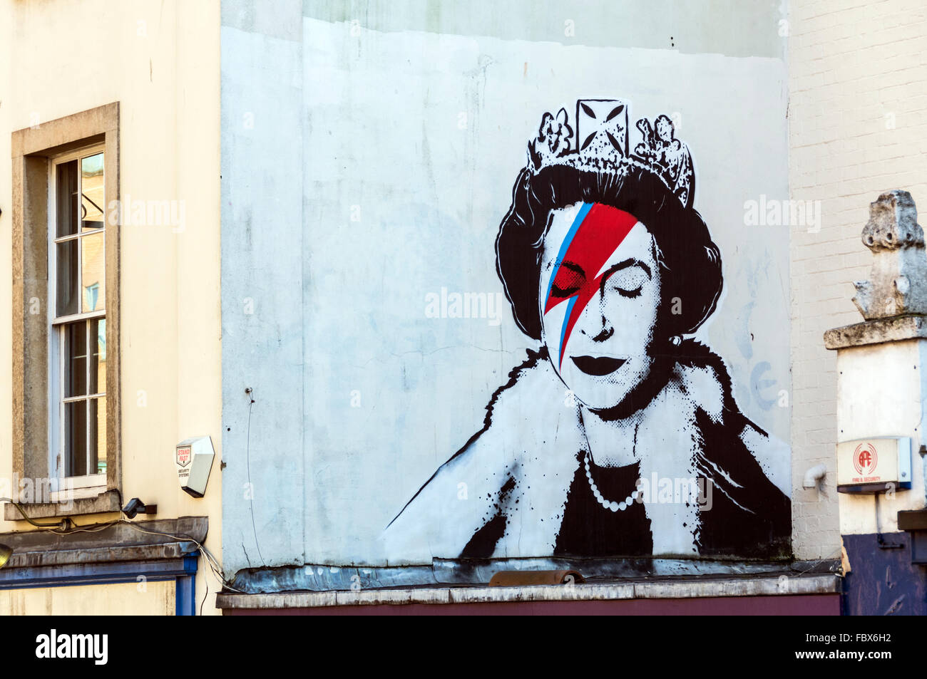Sane, toujours l'Art de rue à Bristol par Incwel. La Reine composé comme Aladdin Sane, une incarnation du décès de David Bowie. Banque D'Images