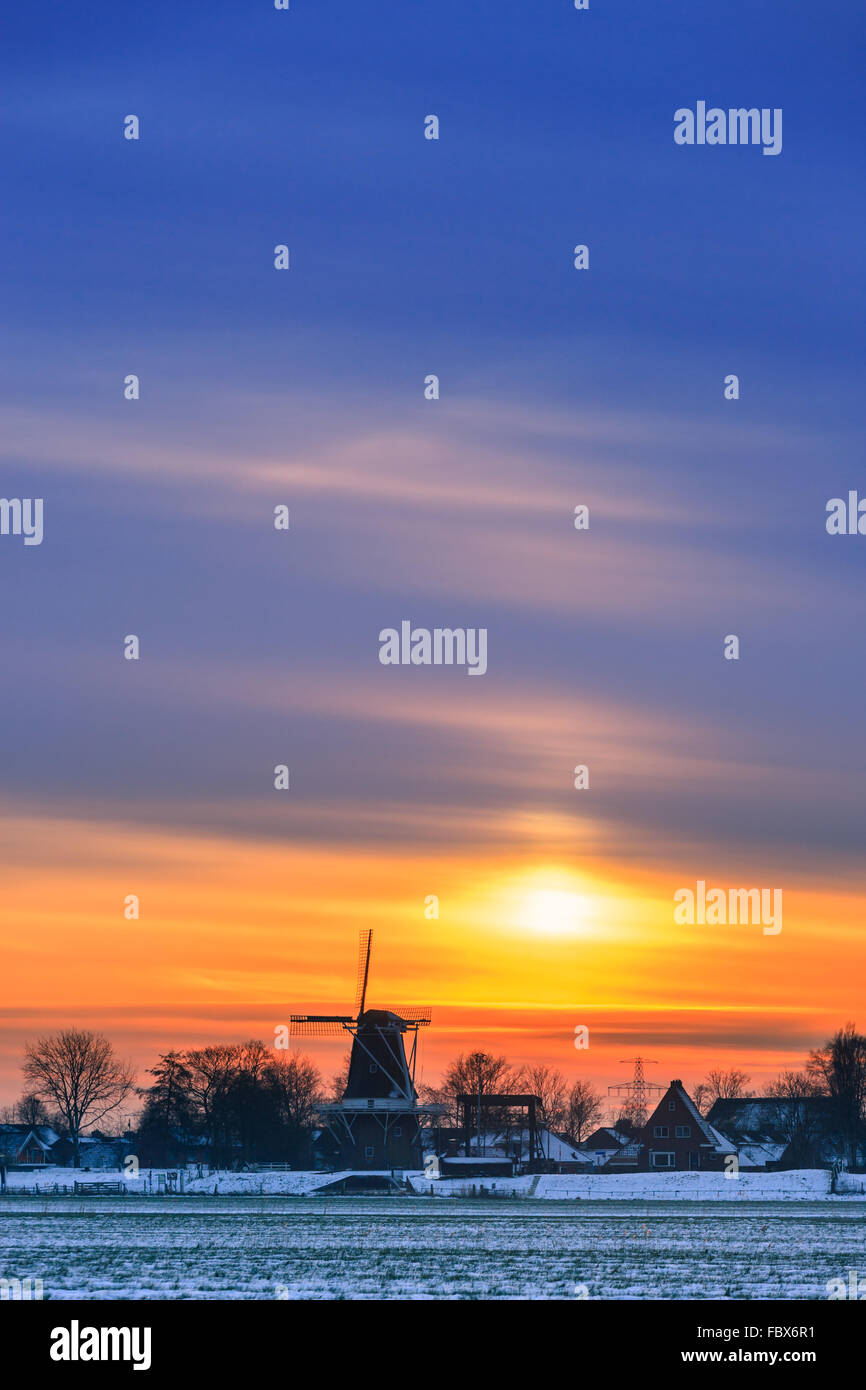 Moulin de Meeuw dans Garnwerd en hiver pendant au coucher du soleil, Groningen, Pays-Bas Banque D'Images