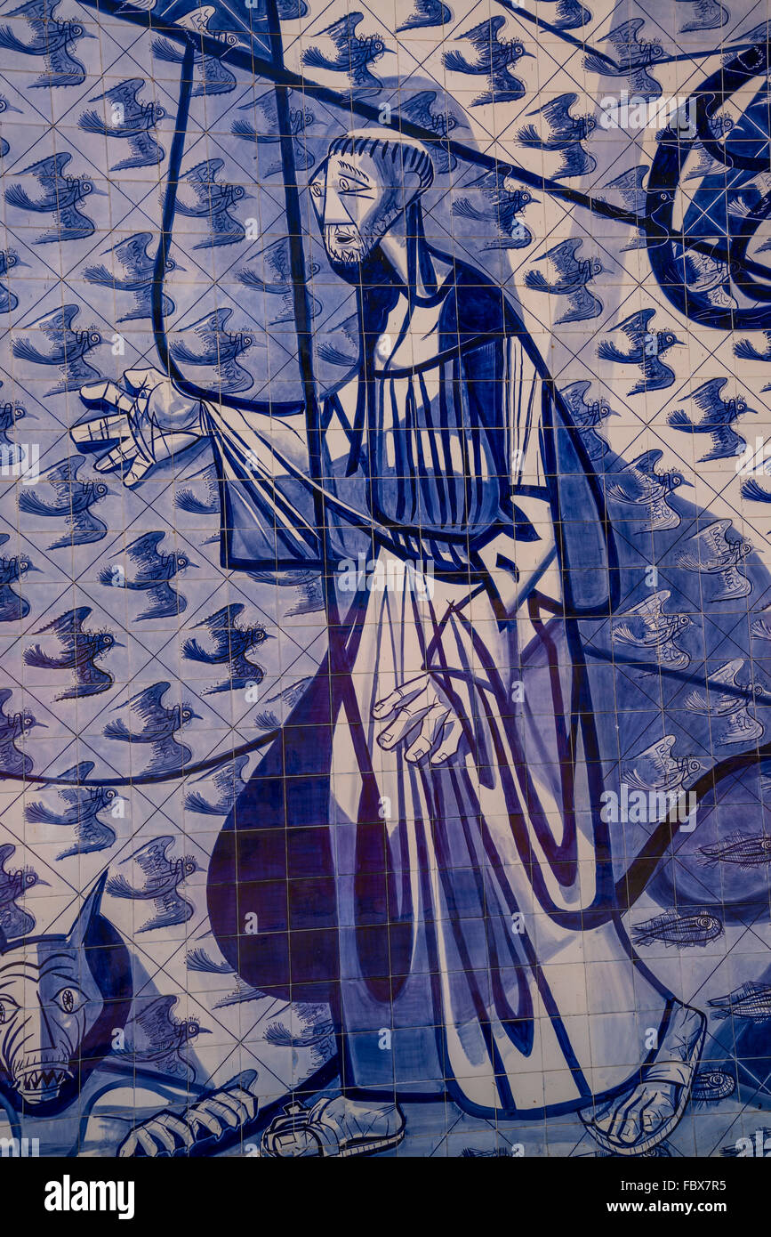 Eglise de Saint François d'Assise, conçu par Oscar Niemeyer, carreaux de mosaïque sur l'arrière de l'église avec des scènes de Saint François Banque D'Images