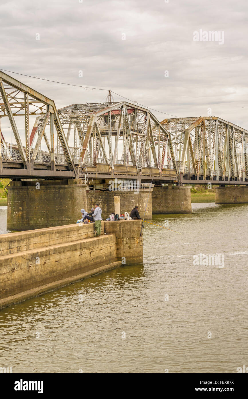 MONTEVIDEO, URUGUAY, Mai - 2015 - Vue en perspective du pont sur la rivière Santa Lucia Situé à Santiago Vazquez, une petite remorque Banque D'Images