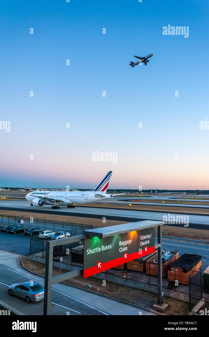 AirFrance jetliner taxiing au coucher du soleil sur une piste à l'Aéroport International d'Atlanta, l'aéroport le plus achalandé au monde. (USA) Banque D'Images