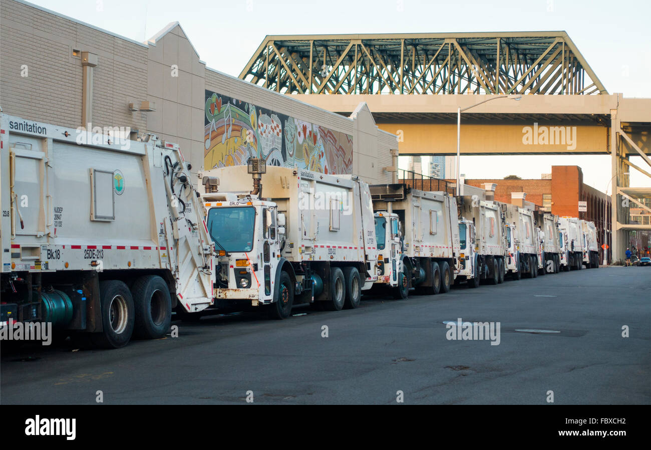 Des camions à ordures sont alignés dans la rue de Gowanus Brooklyn, New York Banque D'Images