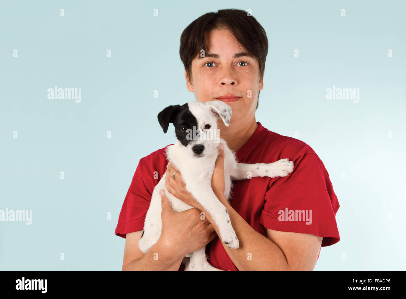 Woman holding puppy dog Banque D'Images