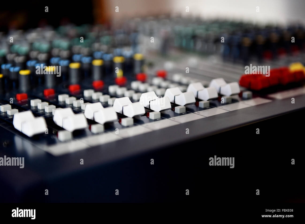 Détail avec boutons de réglage sur un mélangeur audio professionnel Banque D'Images