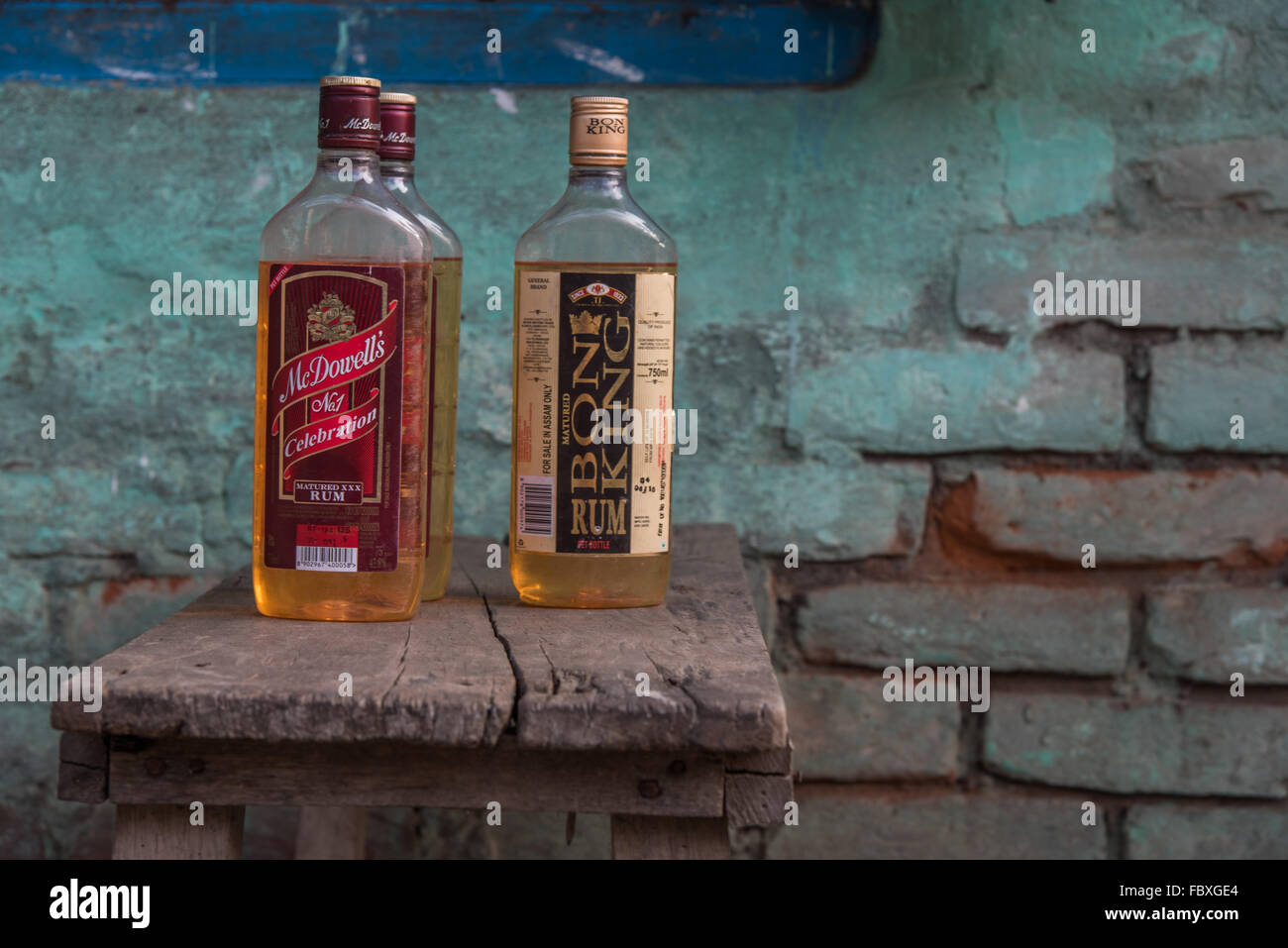 Les bouteilles d'alcool minable qui ont été remplies avec de l'essence pour la vente. Sur un banc à l'extérieur du marché du samedi, Balipara Assam, Inde. Banque D'Images