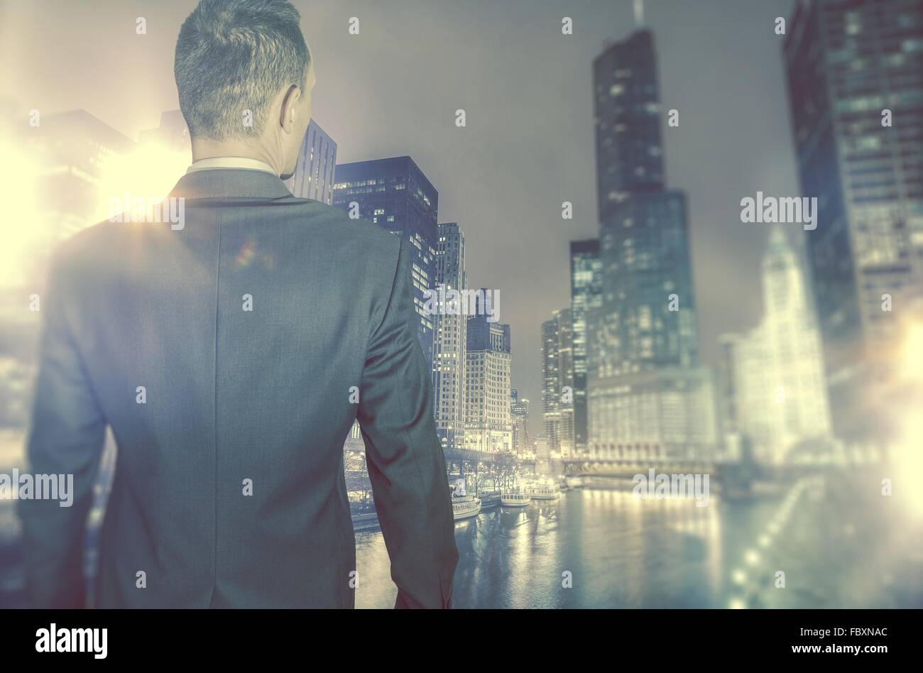 Concept d'affaires dans la ville. Jeune homme ambitieux en face de grande ville avec des gratte-ciel. Banque D'Images