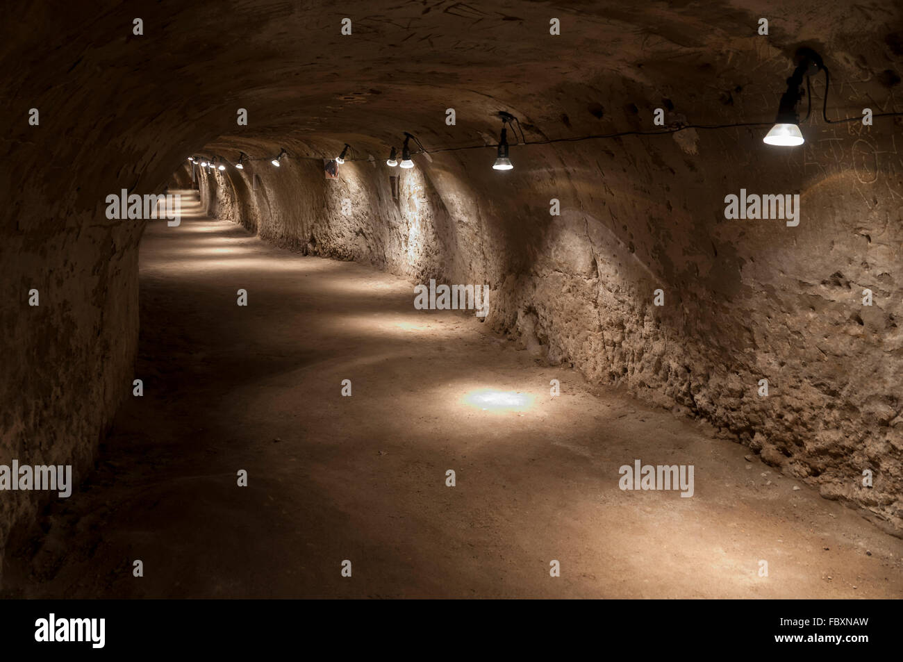 Tunnel lumineux dans tuff - Rock a fait des cendres volcaniques Banque D'Images