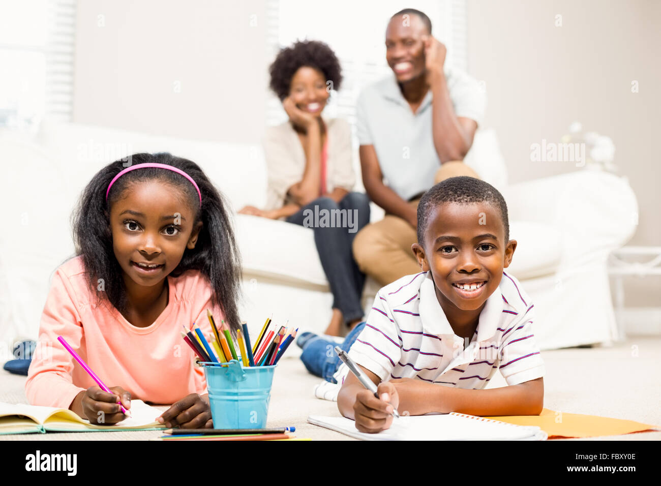 Enfants heureux en utilisant des livres de coloriage Banque D'Images