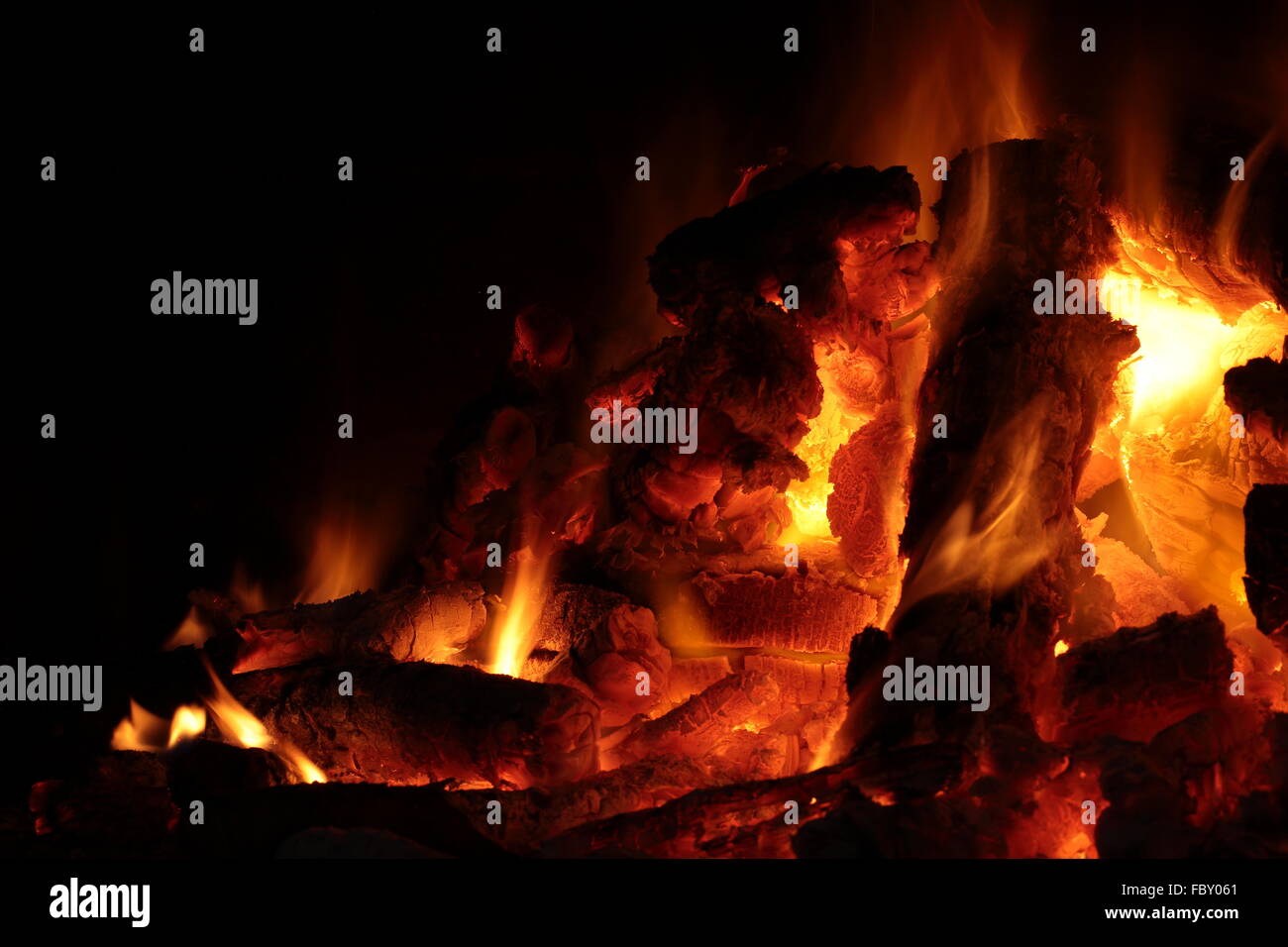 Les flammes d'un incendie Banque D'Images