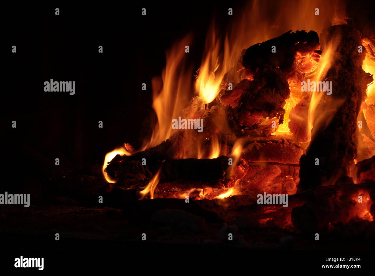 Les flammes d'un incendie Banque D'Images