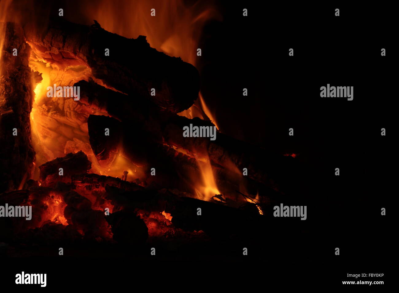 Les flammes d'un incendie Banque D'Images