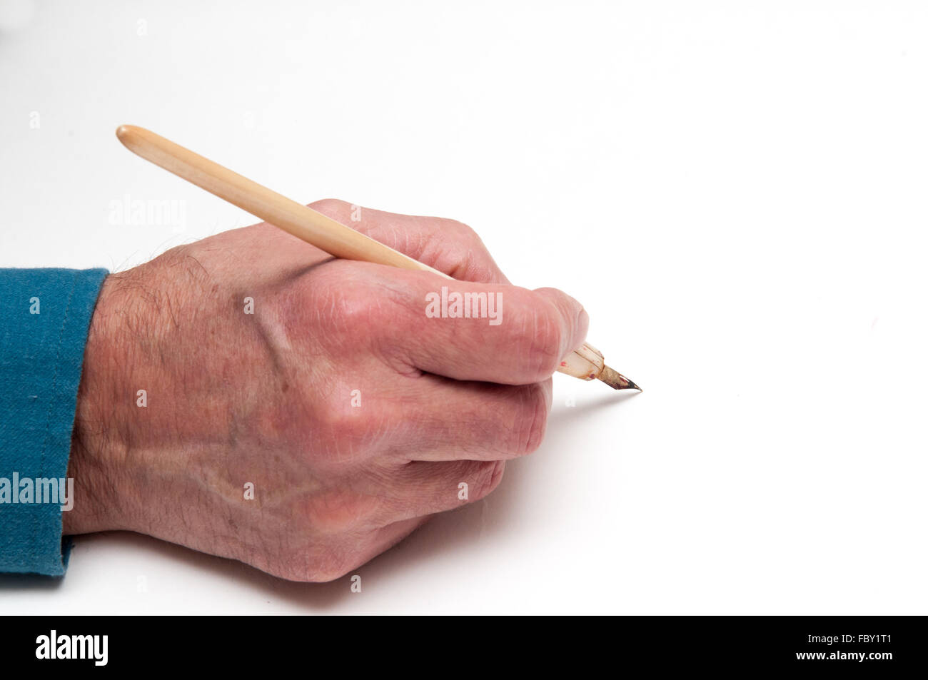 Homme tenant un pinceau de calligraphie avec l'espace pour ajouter un texte Banque D'Images