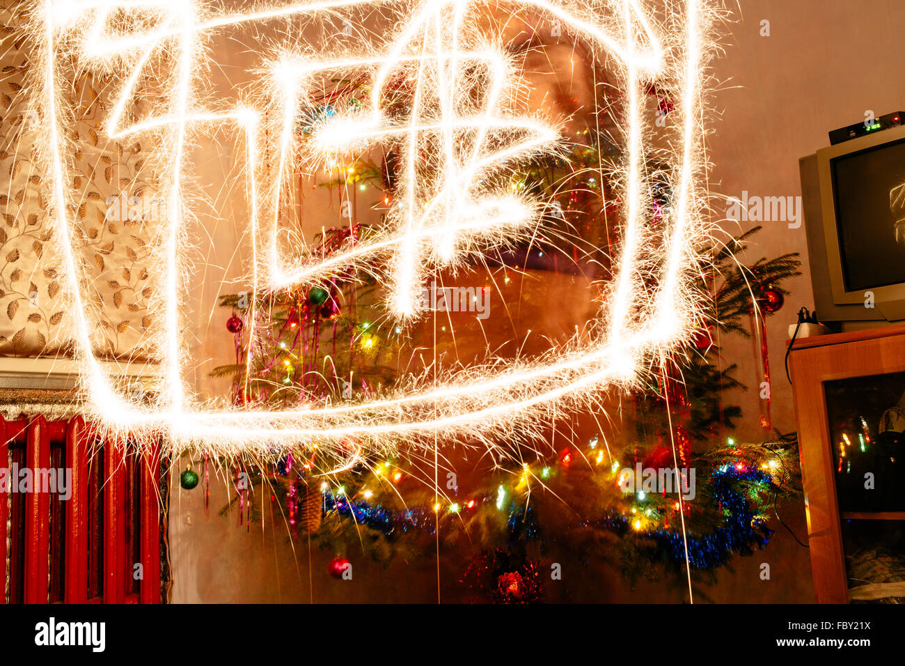Photo d'un arbre de Noël avec un retard et l'effet de feux de Bengale. Banque D'Images