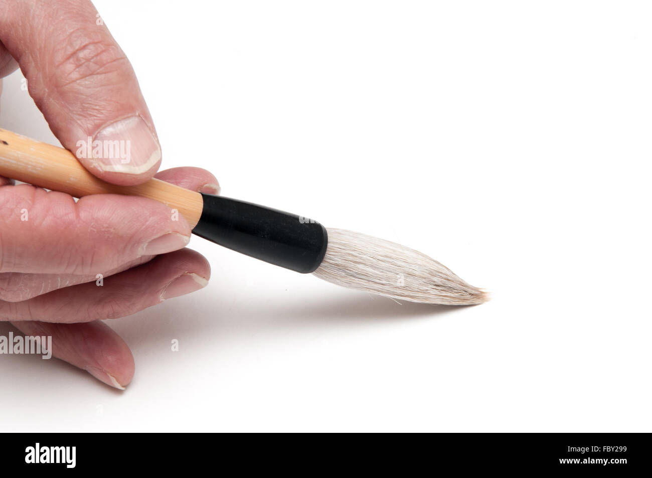Homme tenant un pinceau de calligraphie avec l'espace pour ajouter un texte Banque D'Images