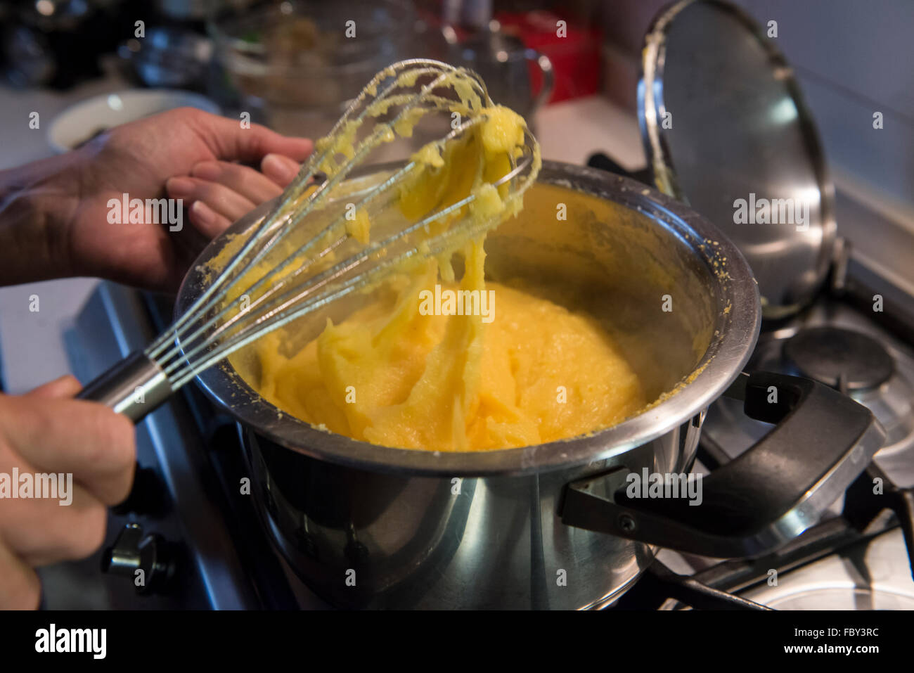 La cuisson de la polenta jaune dans la cuisine Banque D'Images