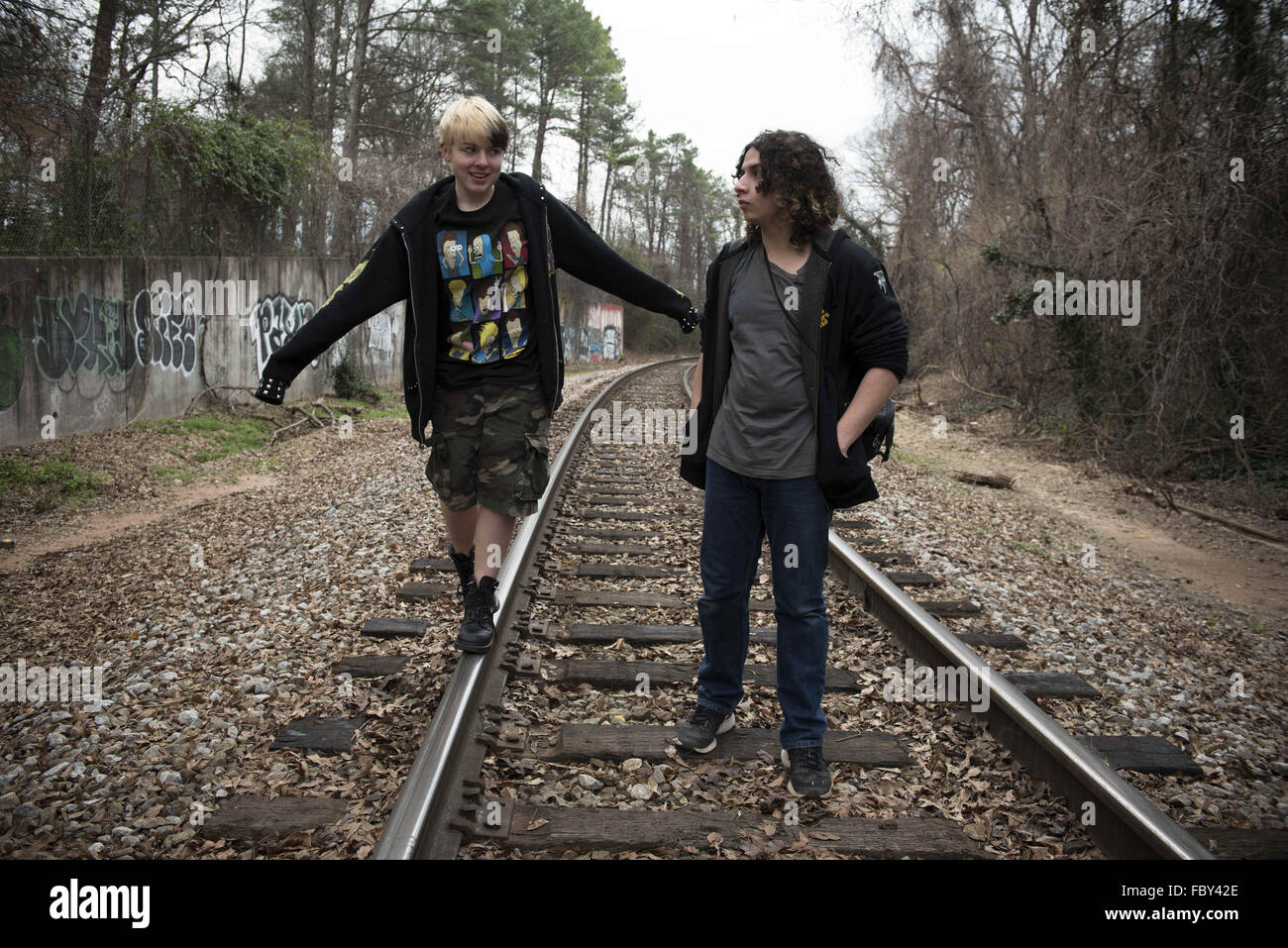 1 janvier, 2016 - Decatur, Géorgie, États-Unis - EMMA GRACE à Koetter home school friend SKYLER LANSFORD promenade le long des voies de chemin de fer près de chez elle alors qu'ils partagent des histoires. 'Je suis tout à fait d'identifier comme genderqueer. Je pense que la plupart sont des femmes mais je fluctuent entre se sentir plus masculin et plus féminine. J'ai librement utiliser ce terme aujourd'hui, mais ce n'était pas toujours le cas. L'habitude de penser que la société de la parole dans une humiliation et une manière désobligeante. C'est différent maintenant. 'Queer' n'a pas de l'arnaque qu'elle avait, au moins à ma génération.' (image Crédit : © Robin Rayne Nelson/zReportage.com via ZUMA Press) Banque D'Images