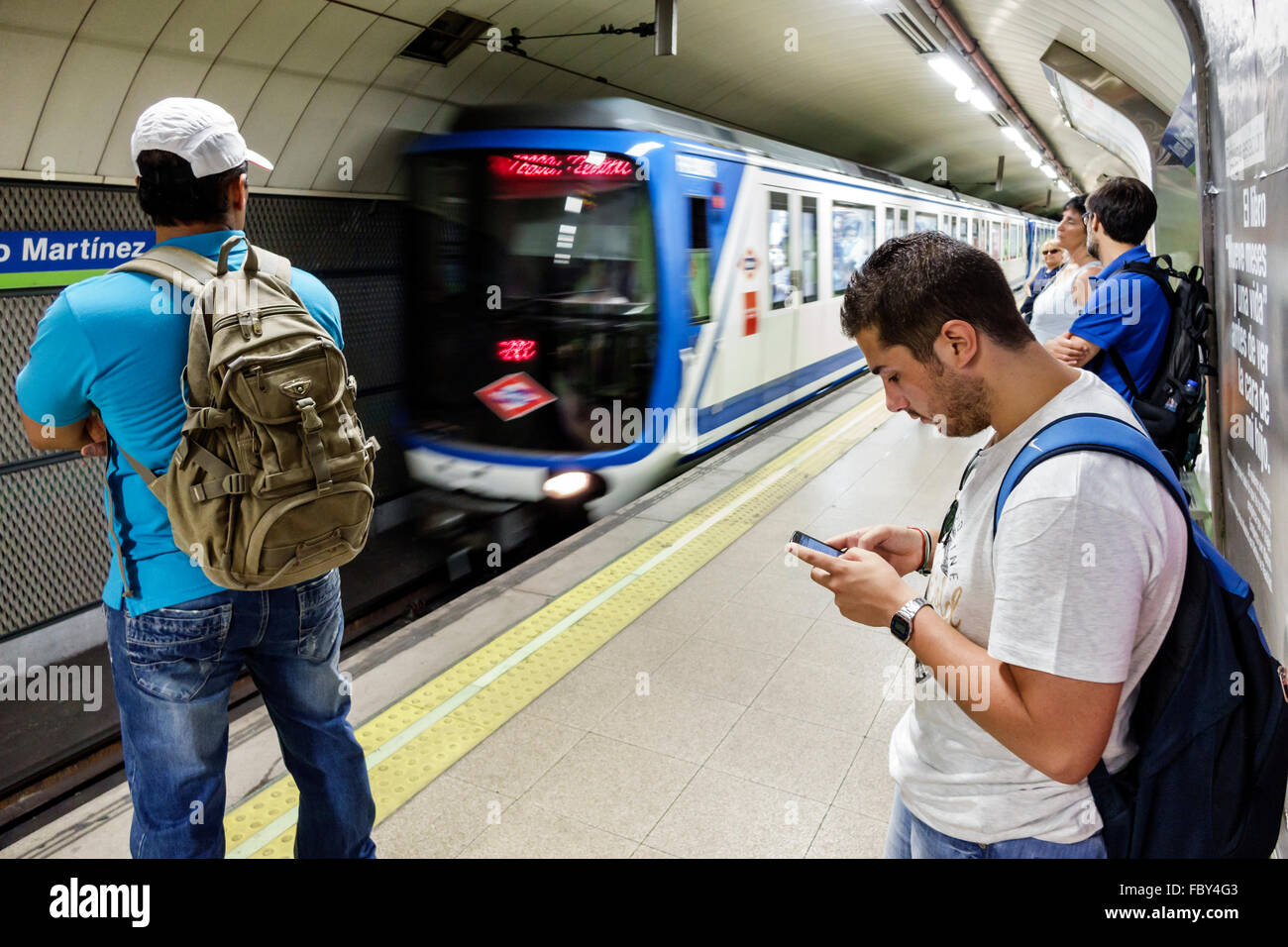 Madrid Espagne,Europe européenne,Espagnol,Chamberi,Alonzo Martinez Station de métro,métro,train,navetteurs,adulte,adultes,homme hommes,attente,plate-forme,arrivée Banque D'Images