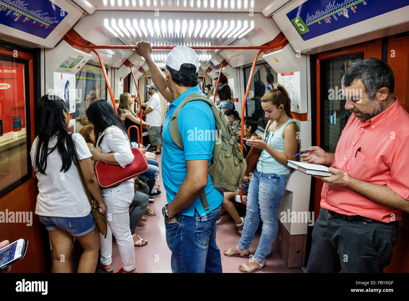 Madrid Espagne,Europe européenne,Espagnol,Chamberi,Alonzo Martinez Station de métro,métro,train,cabine,passagers rider riders,navetteurs,debout,ri Banque D'Images