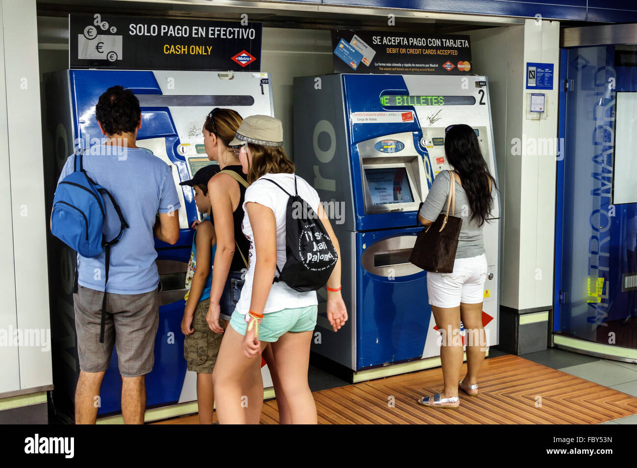 Espagne,Europe,européen,espagnol,hispanique ethnique Madrid,Centro,Opera Station de métro,métro,anglais,panneau,bilingue,espèces,tarif,distributeur automatique,famille Banque D'Images