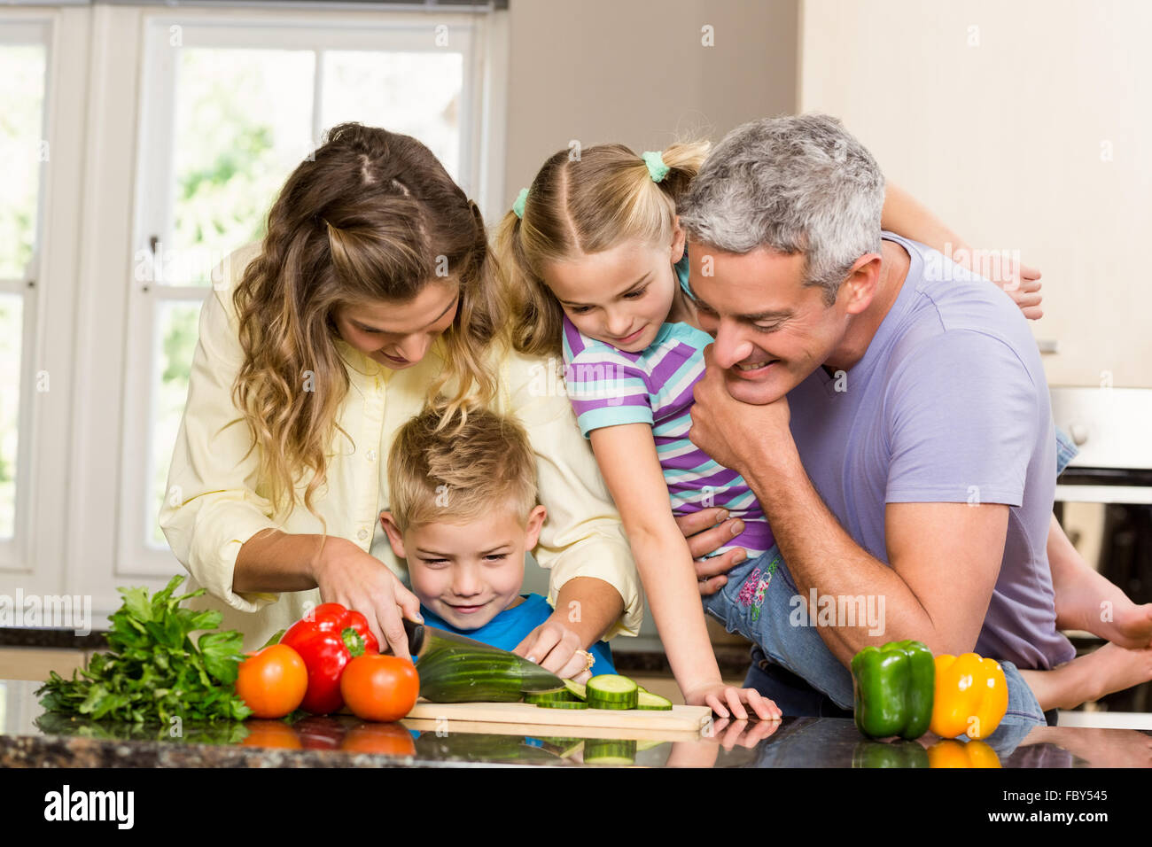Émincer les légumes de famille heureuse Banque D'Images