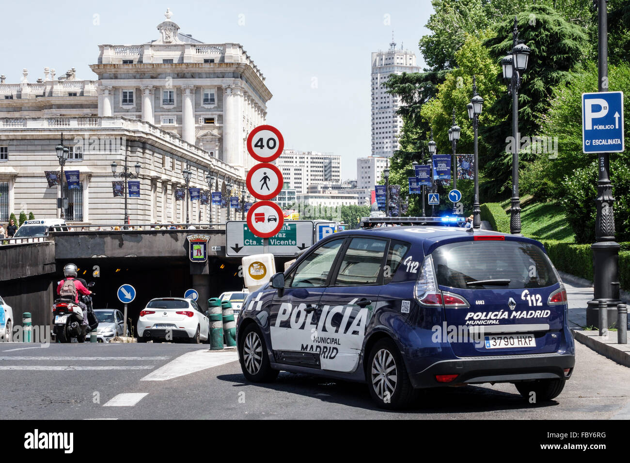 Madrid Espagne,Europe européen,Espagnol,Centro,Calle Bailen,Palacio Real de Madrid,Palais Royal,tunnel,bypass,policia,police,officier,véhicule,voiture,Spain150 Banque D'Images