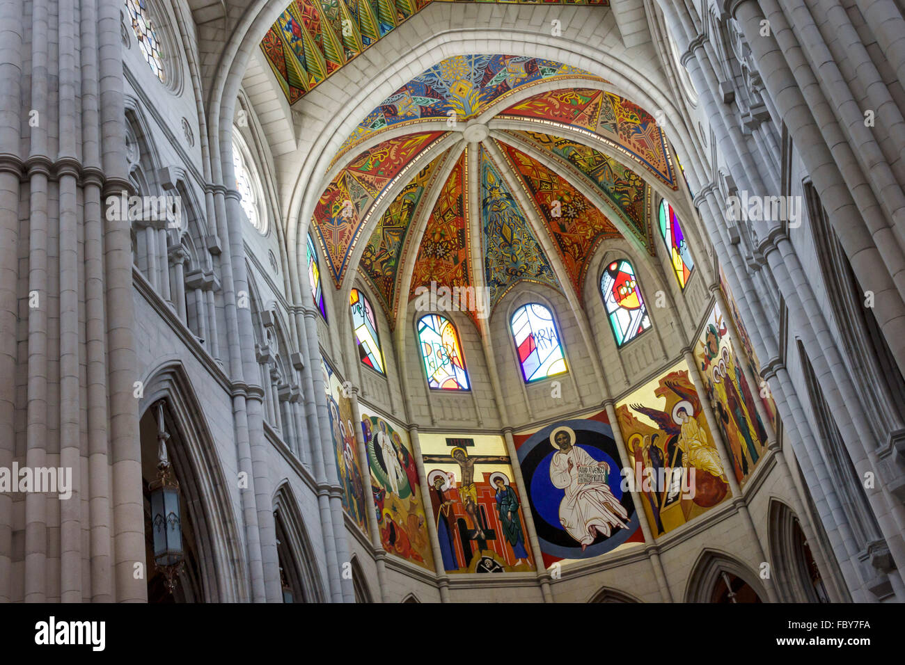 Madrid Espagne,Europe européenne,Espagnol,Centro,Catedral Santa Maria la Real de la Almudena,Cathédrale consacrée,Catholique,religion,intérieur,autel, Banque D'Images